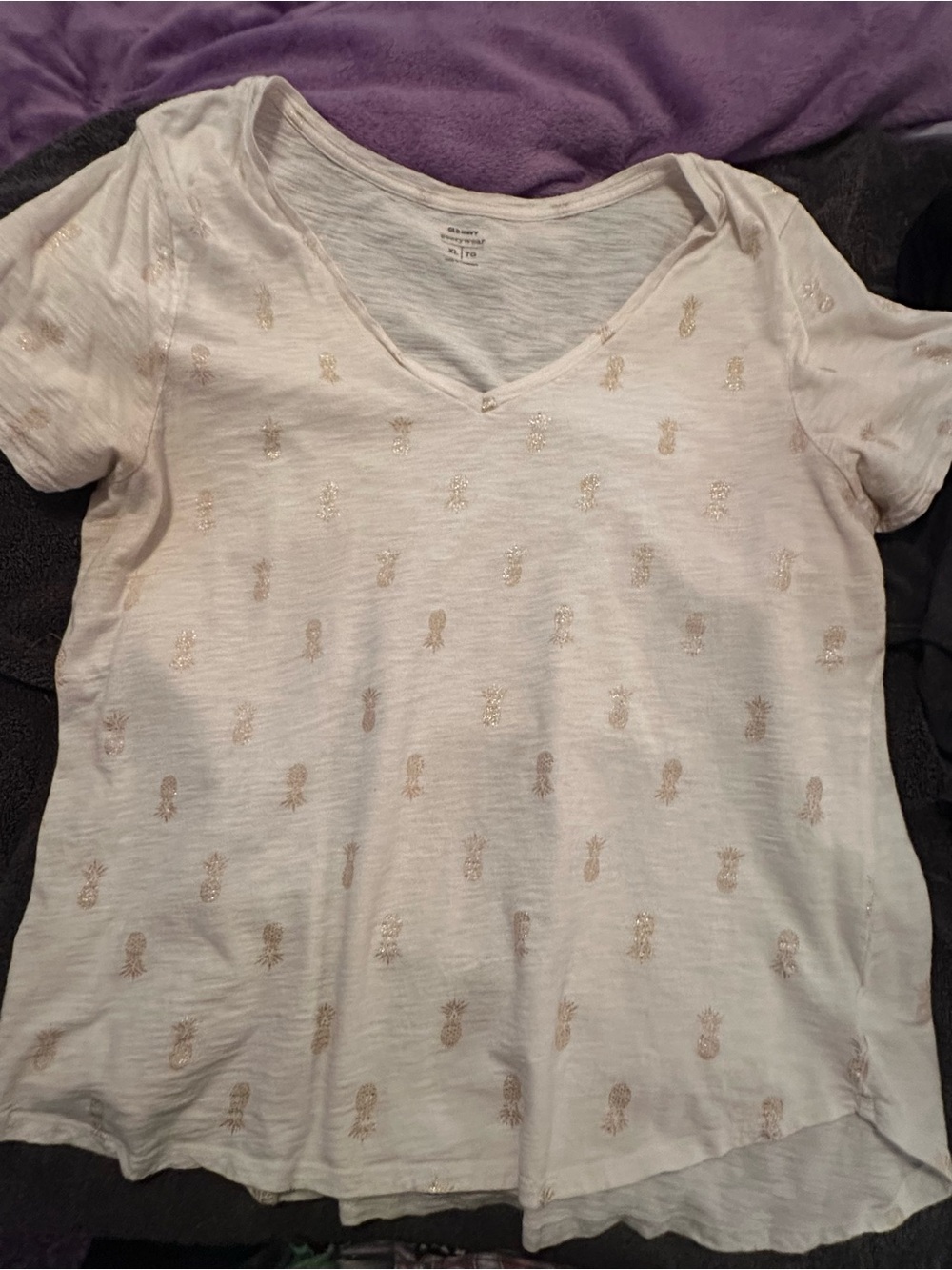 Old Navy Off White/Cream w/ Gold Pineapples Everywear V-Neck Tee - XL